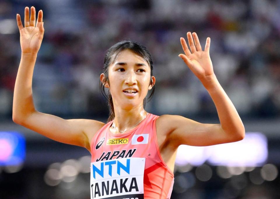 　女子５０００メートル予選　14分37秒98の日本新記録で決勝進出を決め、声援に応える田中希実