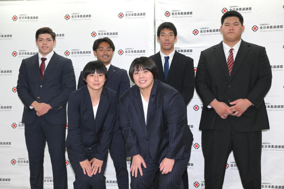 　パリ五輪代表に内定し、笑顔を見せる（前列左から）女子５７キロ級・舟久保遥香、女子７８キロ超級・素根輝、（後列同）男子９０キロ級・村尾三四郎、男子７３キロ級・橋本壮市、男子８１キロ級・永瀬貴規、男子１００キロ超級・斉藤立（撮影・伊藤笙子）