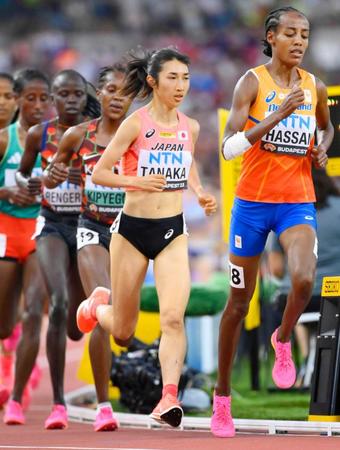 　女子５０００メートル予選　１４分３７秒９８の日本新記録で決勝進出を決めた田中希実（右から２人目）＝共同