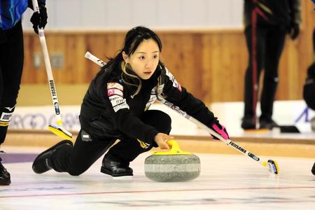 　石を投じる藤沢五月