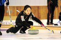 　石を投じる藤沢五月