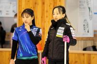 　試合に臨む（左から）吉田知那美、藤沢五月
