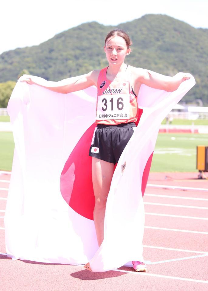 　女子１５００メートルで１位となり、日の丸を掲げるドルーリー朱瑛里（撮影・坂部計介）