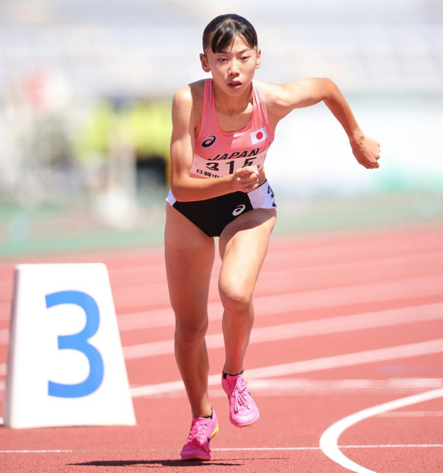 　女子８００メートルで力走する久保凜（撮影・坂部計介）