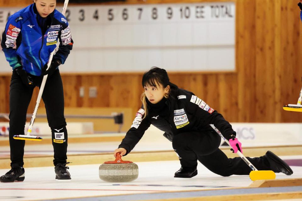 　ストーンを放つ藤沢五月