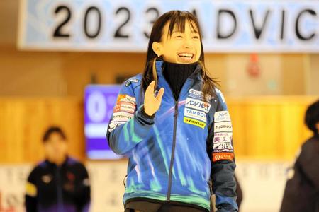 　笑顔で練習を行う藤沢五月（撮影・田中亜実）