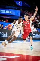 　粘り強くディフェンスする河村勇輝ⒸＦＩＢＡ