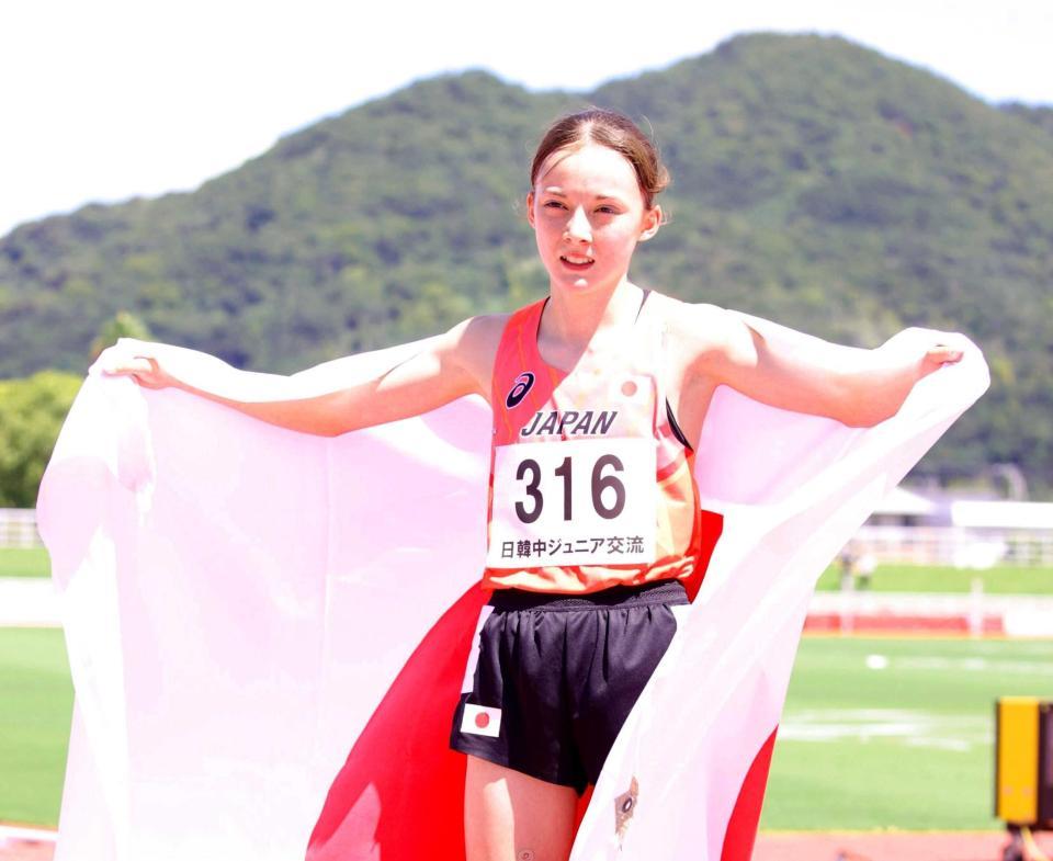 　女子１５００メートルで１位となり、日の丸を掲げるドルーリー朱瑛里（撮影・坂部計介）