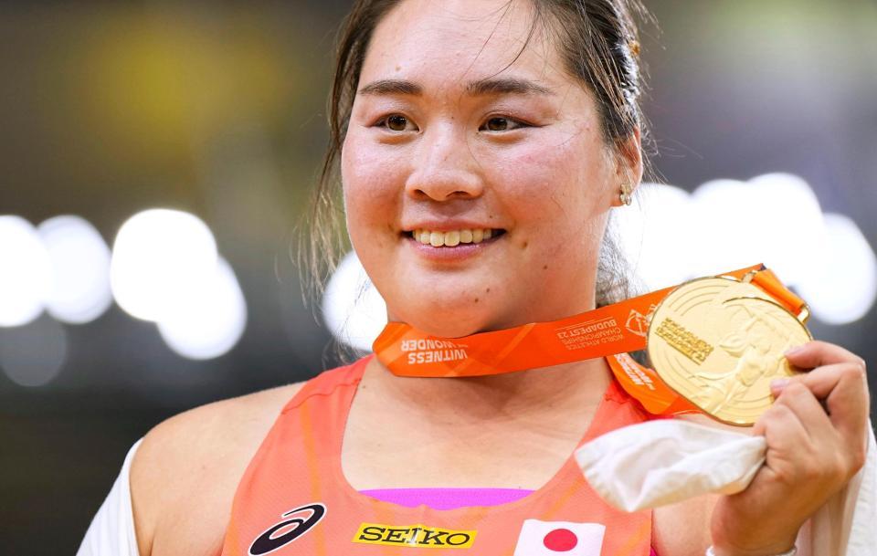 　女子やり投げで優勝し、金メダルを掲げる北口榛花