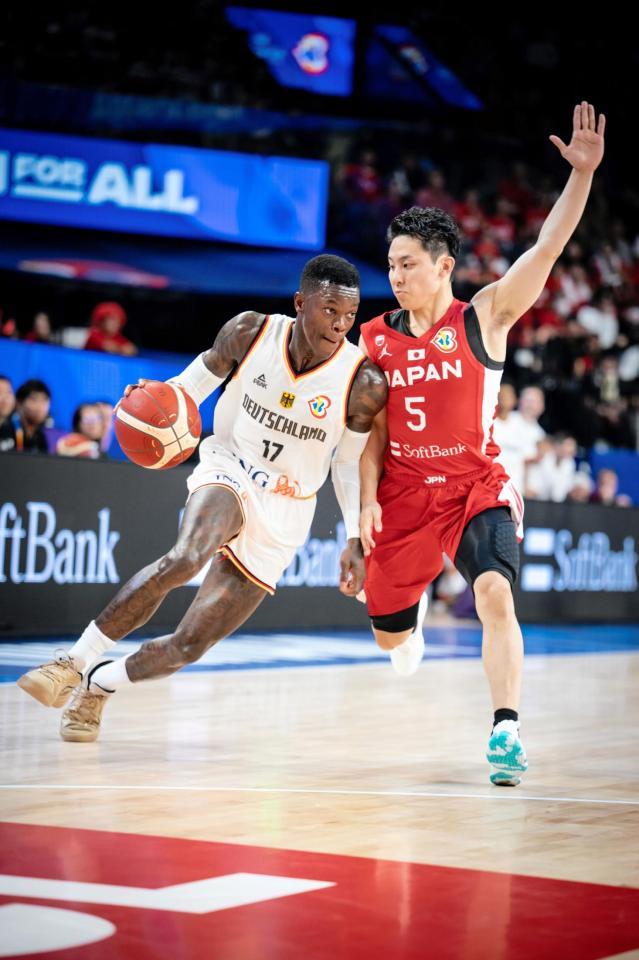 　粘り強くディフェンスする河村勇輝ⒸＦＩＢＡ