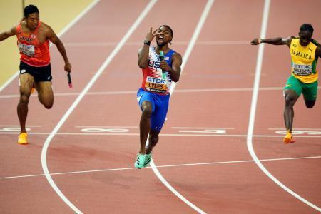 　男子４×１００ｍリレー決勝で、日本のサニブラウン（左）らを抑えて金メダルに輝いた米国のノア・ライルズ（中央）＝２６日、ブダペスト（ＡＰ＝共同）