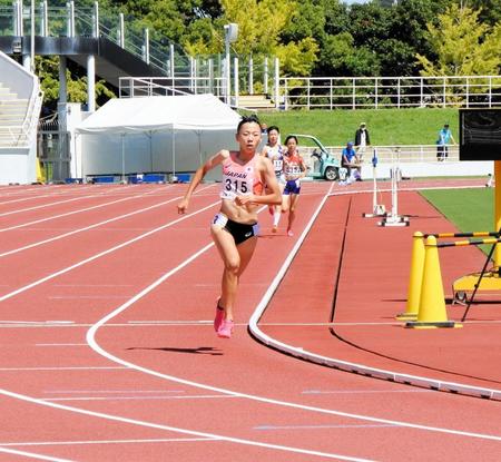 　女子８００メートルで優勝した久保凛