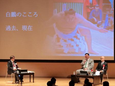 　講演する宮城野親方（右から２人目）