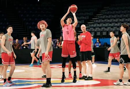 　バスケットボール男子Ｗ杯１次リーグのフィンランド戦を前にシュート練習する渡辺（中央）