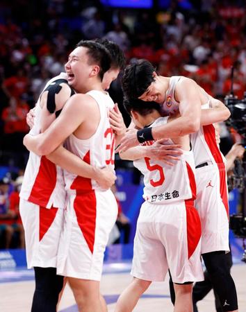 バスケットボール男子Ｗ杯１次リーグのフィンランド戦に勝利し抱き合って喜ぶ渡辺（右奥）ら日本代表