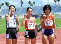 　女子１５００メートルで優勝したドルーリー朱瑛里は、韓国選手（左）らと笑顔（右は和歌山北・松平風花）