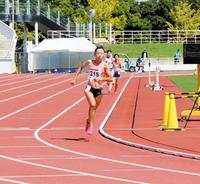 　女子８００メートルで優勝した久保凛