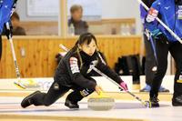 　石を投じる藤沢五月（撮影・田中亜実）