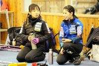 　ハーフタイム中の（左から）藤沢五月、吉田夕梨花（撮影・田中亜実）