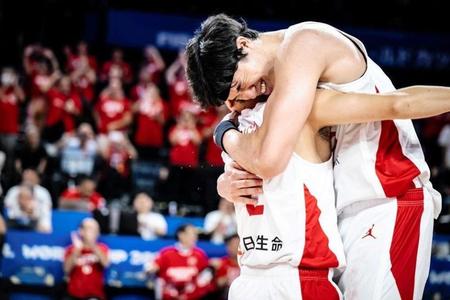 チームメートと抱き合う渡辺雄太　©ＦＩＢＡ