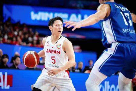 　攻め込む河村勇輝　©ＦＩＢＡ