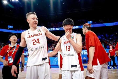 　涙する馬場雄大（右）とホーキンソン（左）　©ＦＩＢＡ