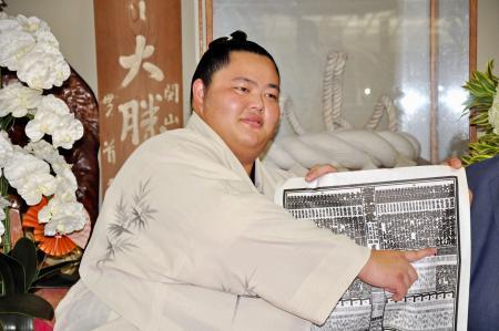 　大相撲秋場所の番付が発表され、しこ名を指さす新関脇の琴ノ若＝２８日、千葉県松戸市の佐渡ケ嶽部屋