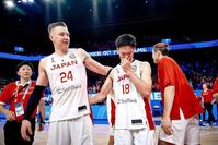 　涙する馬場雄大（右）となぐさめるホーキンソン（左）　©ＦＩＢＡ