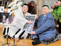 　新関脇に昇進し、番付表の自身のしこ名を指さす琴ノ若（左）と父で師匠の佐渡ケ嶽親方