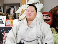 　会見で抱負を語る新関脇の琴ノ若