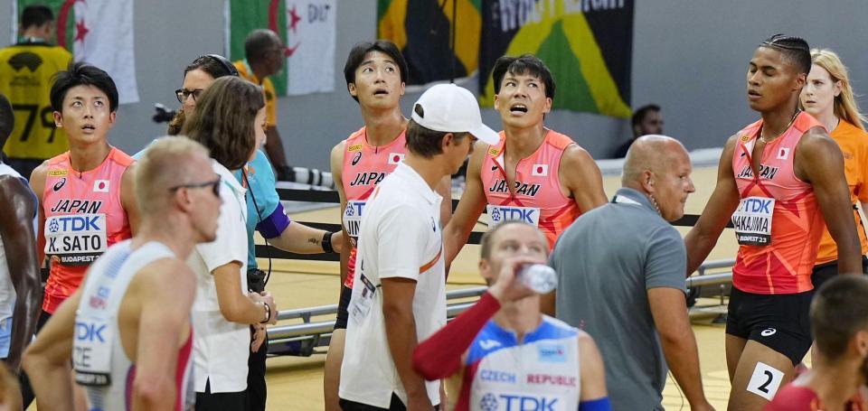 　男子１６００メートルリレー予選を終えた（奥左から）佐藤拳太郎、地主直央、佐藤風雅、中島佑気ジョセフ＝ブダペスト（共同）