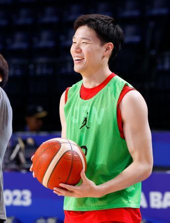 　オーストラリア戦を前に練習で笑顔を見せる馬場＝沖縄アリーナ