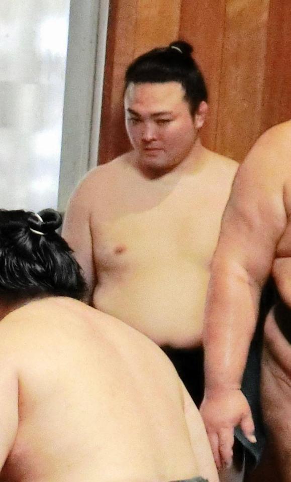 　首を負傷後、初めて本格的にまわしを締めて稽古場に下りた炎鵬