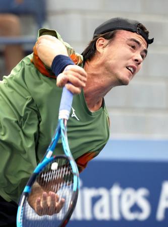 　男子シングルス１回戦でプレーするダニエル太郎＝ニューヨーク（共同）