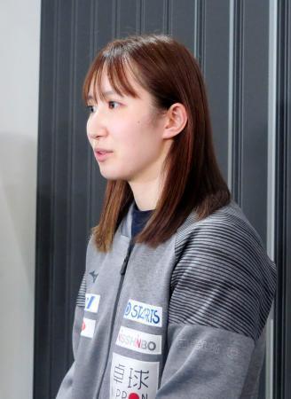 　取材に応じる卓球女子の早田ひな＝３１日、成田空港