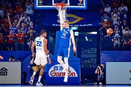 　ダンクを決めたフィンランドのマルッカネン　©ＦＩＢＡ