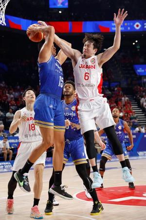 　第２クオーター、競り合う比江島（右）