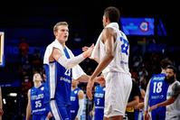 　カボベルデの選手と握手するフィンランドのマルッカネン　©ＦＩＢＡ