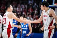 　タッチを交わす富永啓生（左）と渡辺雄太（右）　©ＦＩＢＡ
