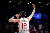 　観客をあおる渡辺雄太　©ＦＩＢＡ