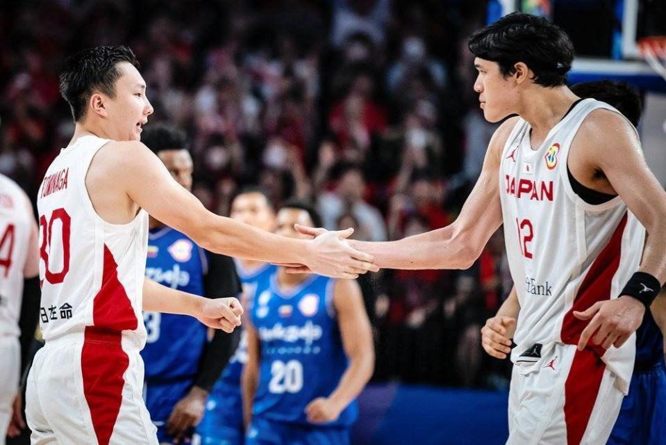 　タッチを交わす富永啓生（左）と渡辺雄太（右）　©ＦＩＢＡ