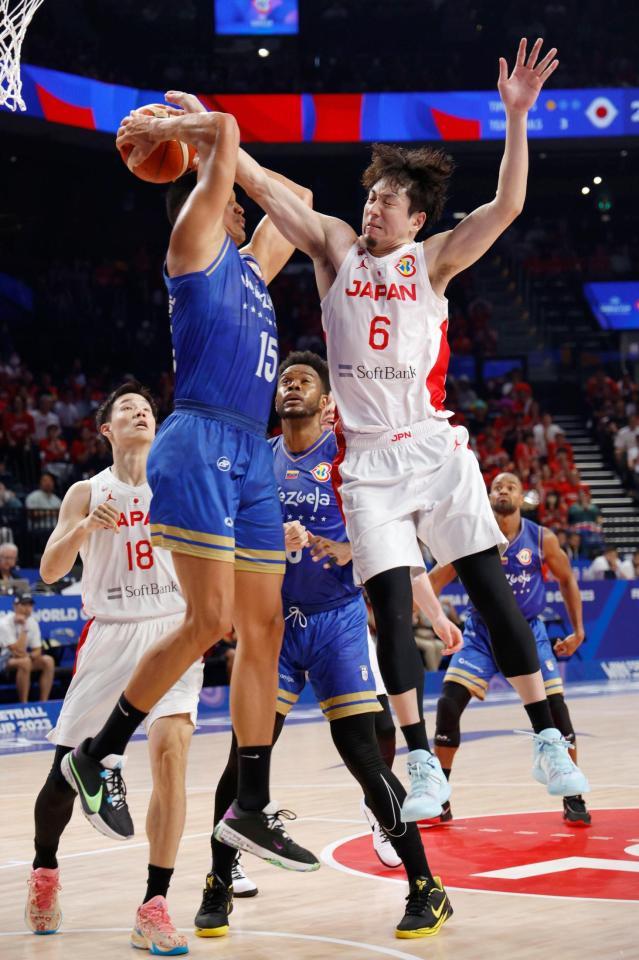 　第２クオーター、競り合う比江島（右）