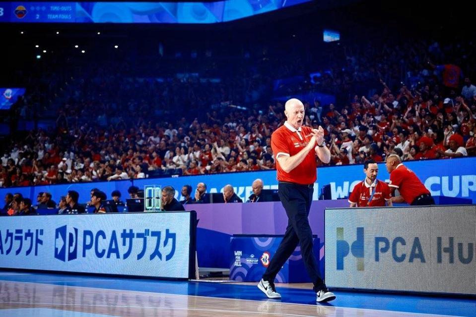 　チームを鼓舞するホーバス監督　©ＦＩＢＡ