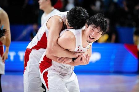 　渡辺雄太に抱きつかれる比江島慎　©ＦＩＢＡ（８月３１日）