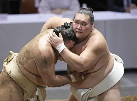 照ノ富士は相撲を取らず　稽古総見、豊昇龍１４番