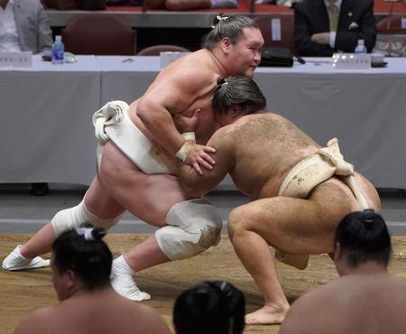 　ぶつかりけいこで霧島（右）に胸を貸す照ノ富士（撮影・棚橋慶太）