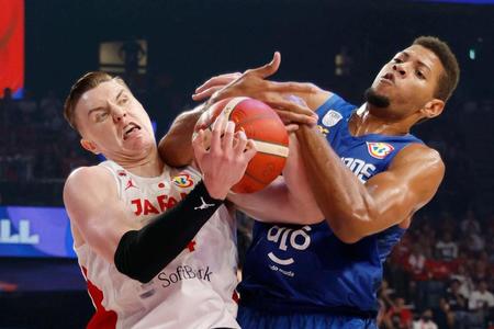 　第１クオーター、競り合うホーキンソン（左）