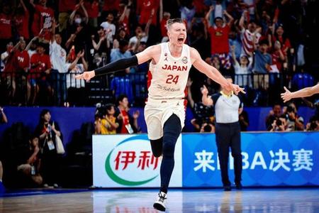 　喜びを爆発させるホーキンソン　©ＦＩＢＡ
