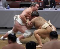 　ぶつかりけいこで霧島（右）に胸を貸す照ノ富士（撮影・棚橋慶太）