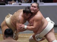 　ぶつかりけいこで霧島（左）に胸を貸す照ノ富士（撮影・棚橋慶太）